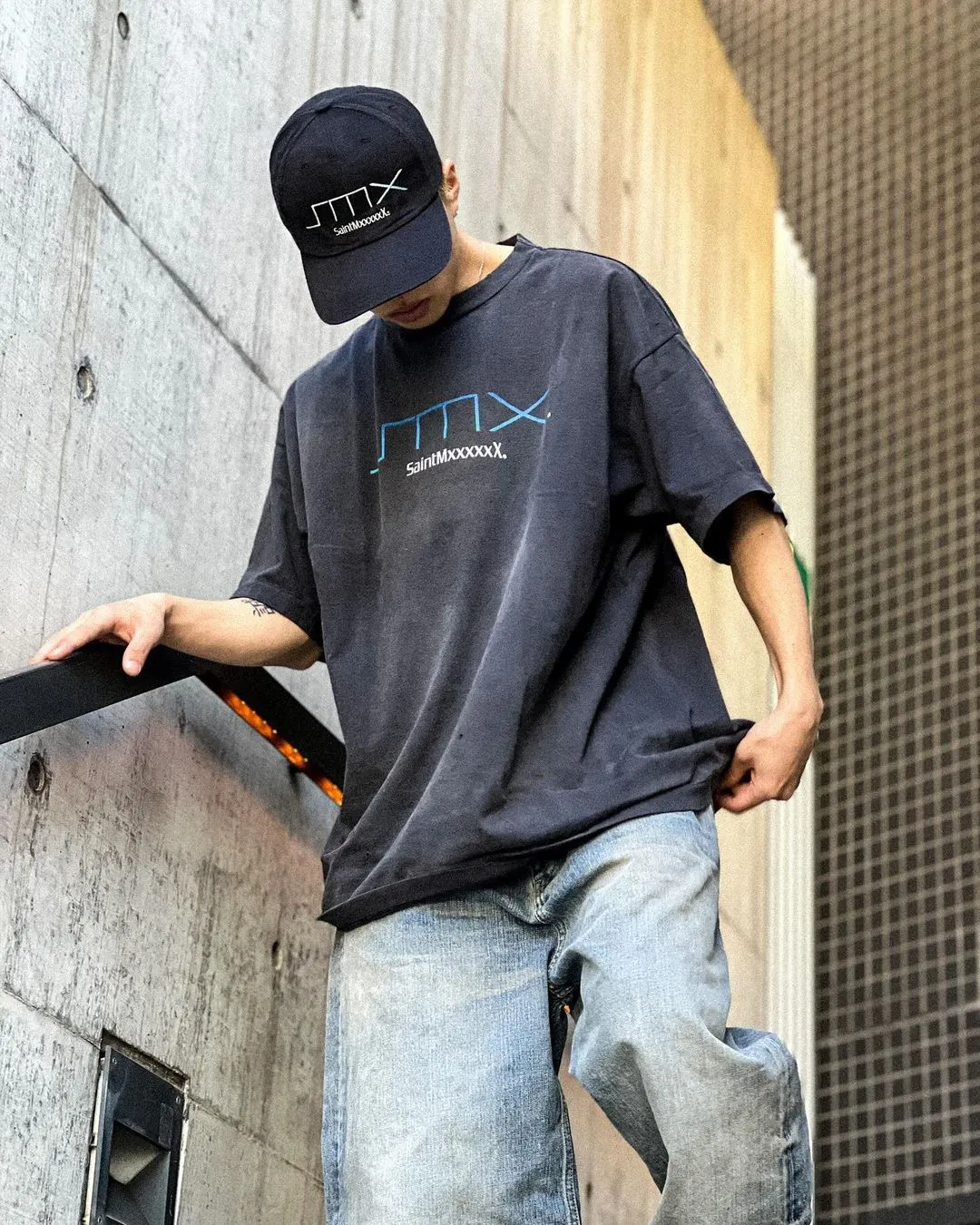SAINT Mxxxxxx SM6 TEE/BLK latest model SM6 basic LOGO printed TEE, washed black S-XL, garment dyeing, heavy washing to make old, hanging holes, highly restored original printing, correct with anti-counterfeiting angel mark